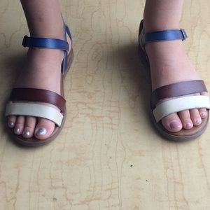 Old navy little girls pleather sandals